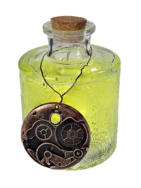İçinde Steampunk sembolleri olan renkli sihirli bir iksir. Fotoğraflarımın kombinasyonu. Yapay zeka değil..