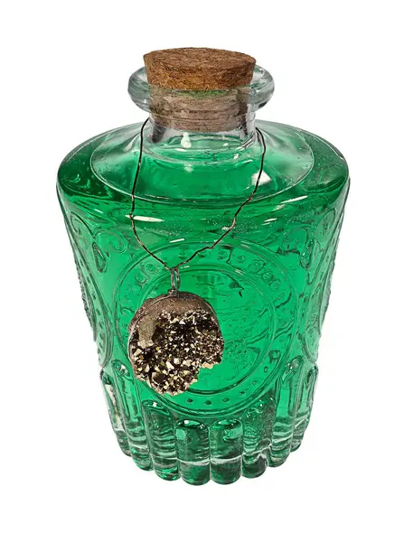 İçinde altın kristaller olan bir şişede renkli sihirli bir iksir. Fotoğraflarımın birleşimi. Yapay zeka ürünü değil..