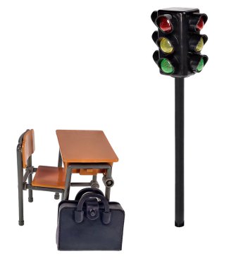 Kurallara ve güvenliğe uygun evrak çantası ve trafik ışığıyla bir öğrenci masası