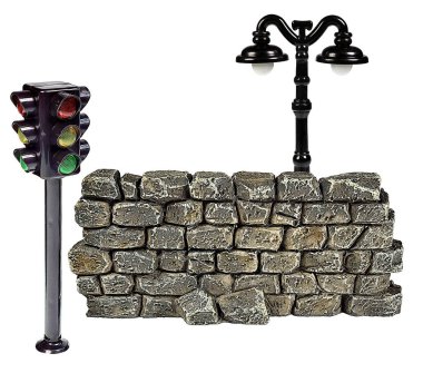 Sokak lambası ve trafik ışığıyla el yapımı taştan bir duvar.