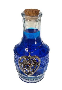 Şişede ejderha kalbi olan renkli sihirli bir iksir.