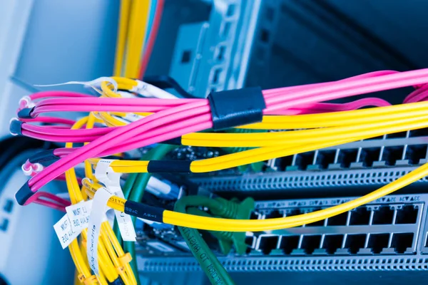 连接光端口的光纤电缆 连接以太网端口的网络电缆 — 图库照片