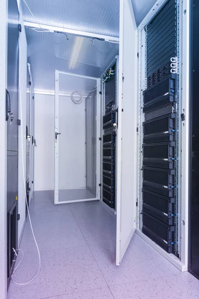 Datacenter Med Rad Serverrack — Stockfoto