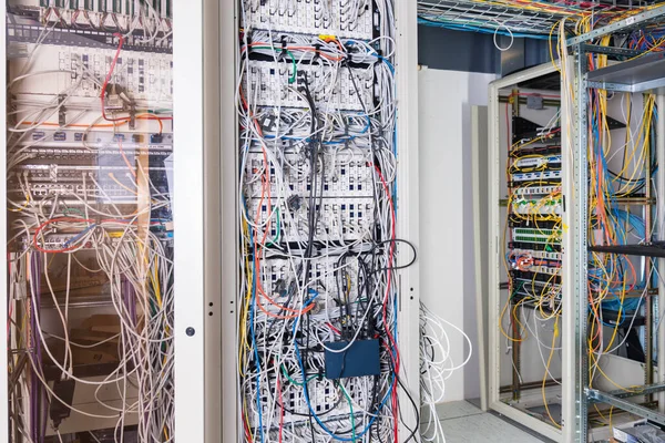 带有光纤电缆连接到前面板交换机端口的服务器机架 — 图库照片