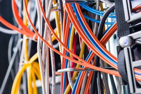 服务器机房配备光纤电缆的细节 — 图库照片
