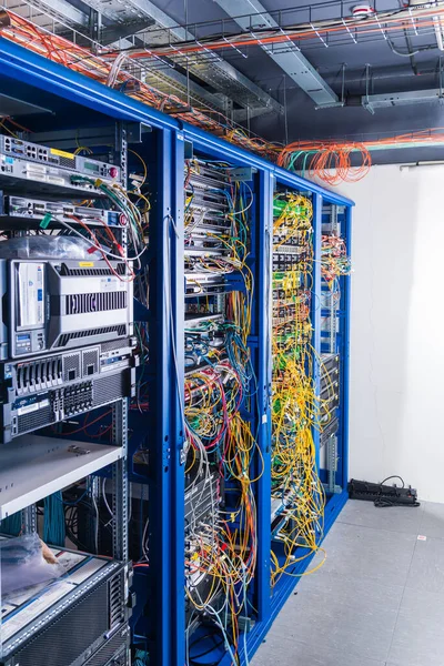 带有光纤电缆连接到前面板交换机端口的服务器机架 — 图库照片