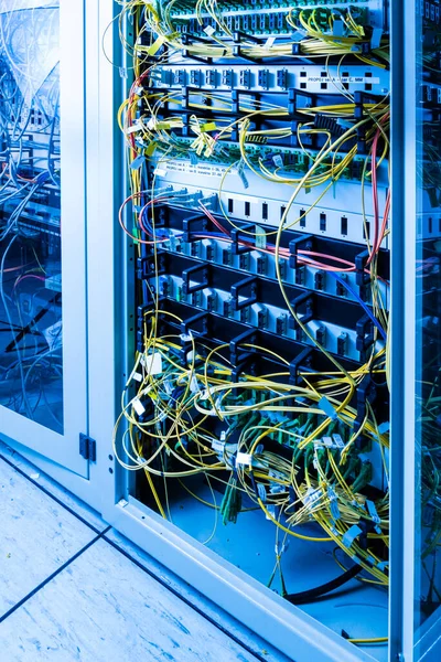 Сервер Внутри Центра Обработки Данных Кабелями Ethernet Подключенными Коммутатору Данных — стоковое фото