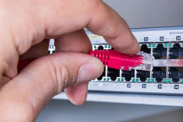 Mano Del Administrador Enchufando Cable Conexión Rojo Centralita Vacía — Foto de Stock