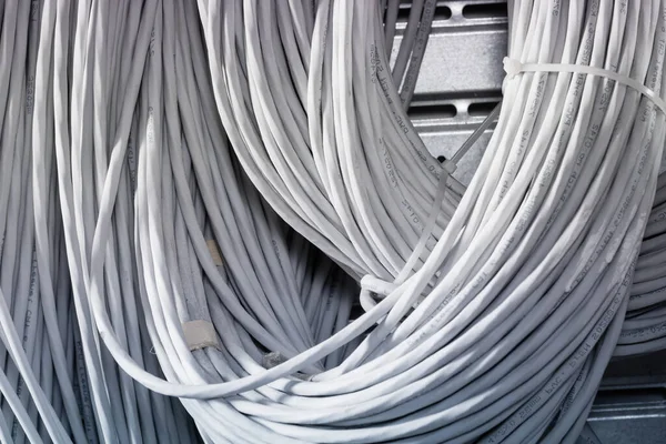 Detail Velkého Počtu Ethernetových Kabelů Svázaných Spojovacími Regály Uvnitř Serverové — Stock fotografie