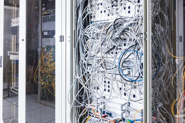 Сервер Внутри Центра Обработки Данных Кабелями Ethernet Подключенными Коммутатору Данных — стоковое фото