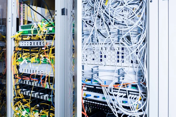 Server Inde Datacenter Med Ethernet Kabler Forbundet Til Data Switch - Stock-foto