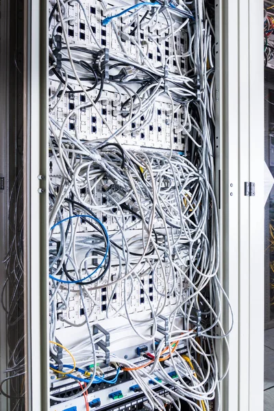Server Inuti Datacenter Med Ethernet Kablar Anslutna Till Data Switch — Stockfoto
