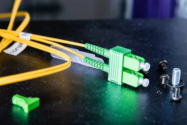 Cables Fibra Óptica Conectados Puertos Ópticos Conmutador Datos Centro Datos — Foto de Stock