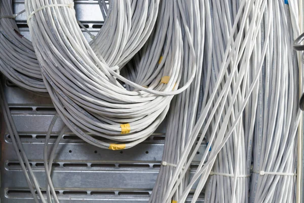 Sunucu Odasındaki Rafları Birbirine Bağlayan Çok Sayıda Ethernet Kablosunun Ayrıntıları — Stok fotoğraf
