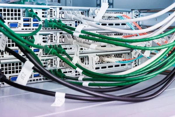 光ポートに接続された光ファイバーケーブル イーサネットポートに接続されたネットワークケーブル — ストック写真