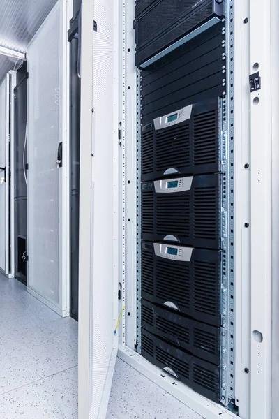Rechenzentrum Mit Einer Reihe Von Serverschränken — Stockfoto