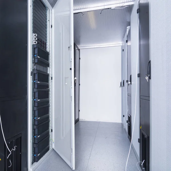 Data Center Com Uma Linha Racks Servidores — Fotografia de Stock
