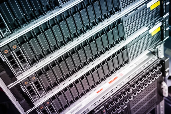 Nternet Veri Merkezinde Veri Depolama Için Kullanılan Sabit Disklerin Satırı — Stok fotoğraf