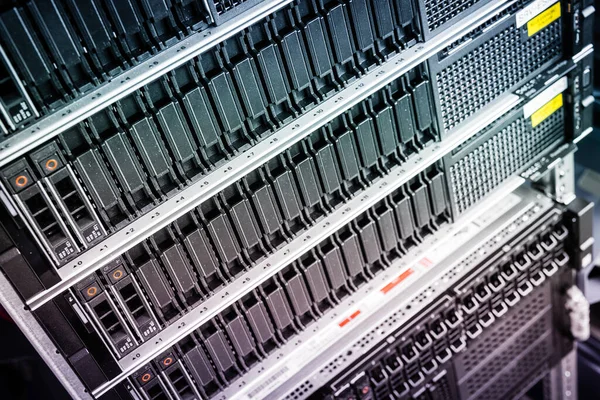 Rij Harde Schijven Die Worden Gebruikt Voor Gegevensopslag Internetdatacenters — Stockfoto