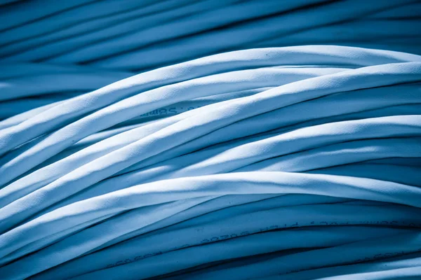 Sunucu Odasındaki Rafları Birbirine Bağlayan Çok Sayıda Ethernet Kablosunun Ayrıntıları — Stok fotoğraf