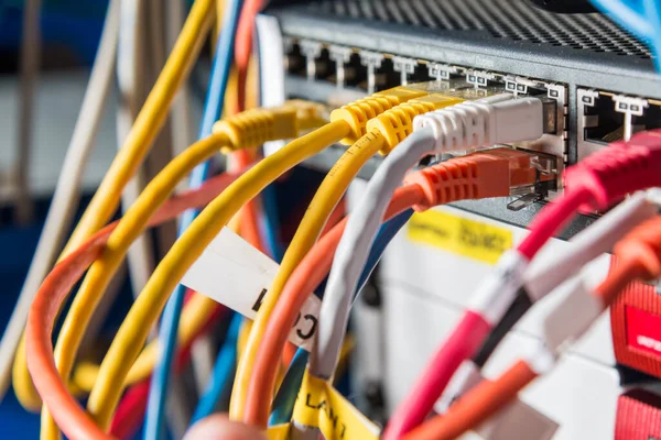 Деталь Сервера Підключеними Патч Кабелями Портах Ethernet — стокове фото