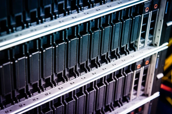 互联网数据中心用于数据存储的一排排硬盘 — 图库照片