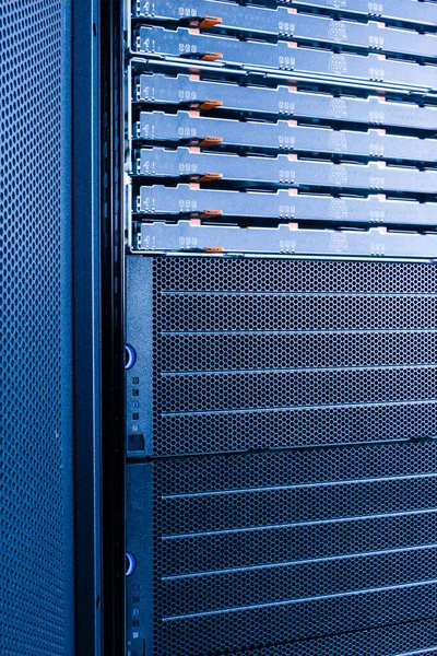 Rack Servidor Com Arrays Armazenamento Dados Descobertos Preenchidos Com Discos — Fotografia de Stock