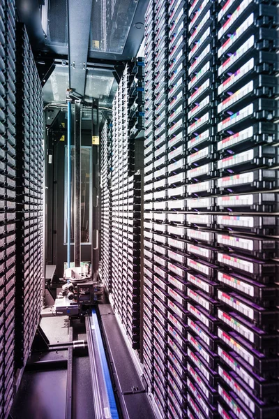 データセンター内のデータクラウドハードウェアの列 — ストック写真