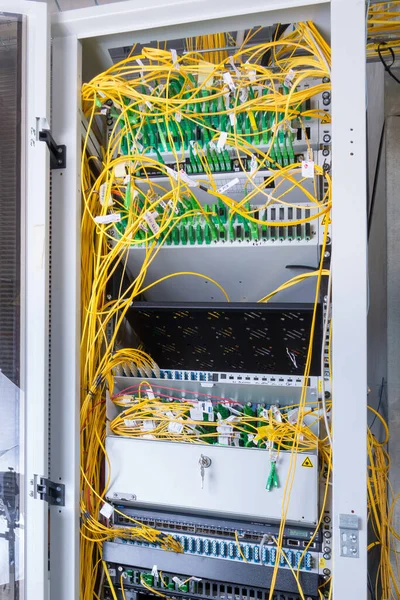 Sunucuları Fiber Optik Kabloları Olan Veri Merkezi — Stok fotoğraf