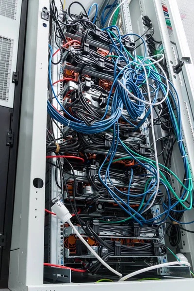 インターネットデータセンター内のネットワークパネル スイッチ ケーブルは — ストック写真