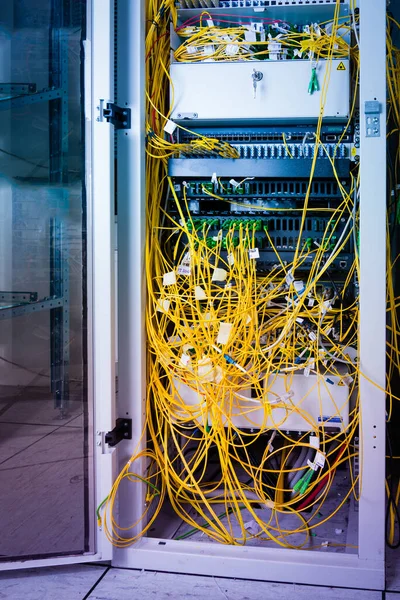 서버와 광섬유 케이블 데이터 — 스톡 사진