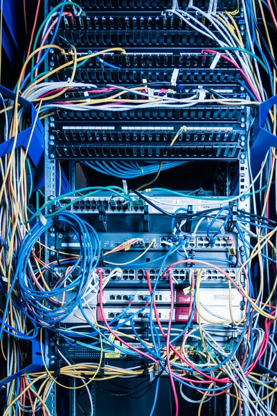 Detail Des Servers Mit Eingesteckten Patchkabeln Ethernet Ports — Stockfoto