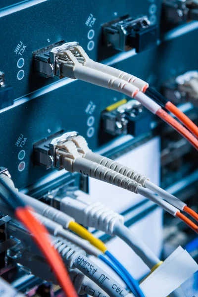 Detalle Del Rack Del Servidor Con Cables Fibra Óptica Conectados —  Fotos de Stock