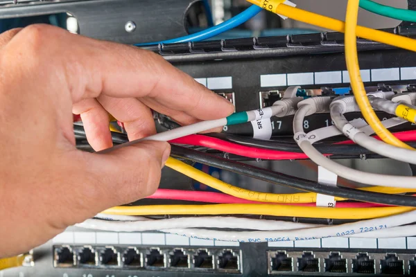 Primer Plano Mano Del Administrador Que Conecta Cable Red Interruptor — Foto de Stock
