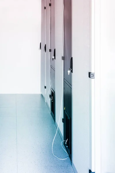 Rând Rafturi Hardware Stocare Datelor Interiorul Camerei Serverului — Fotografie, imagine de stoc