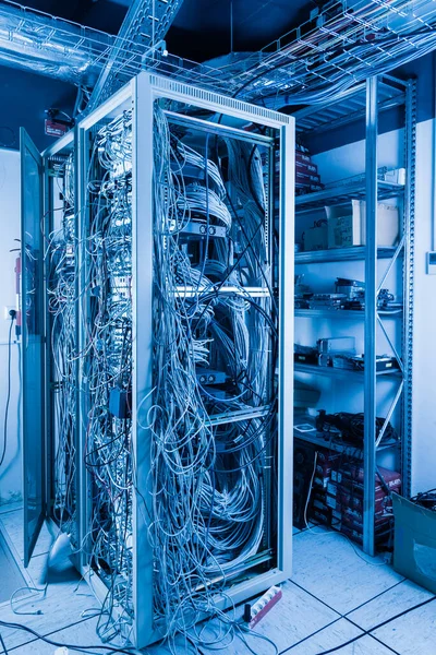 Serverruimte Rek Met Verstrengelde Netwerkkabels Maken Rommelig Untidy Netwerk Systeem — Stockfoto