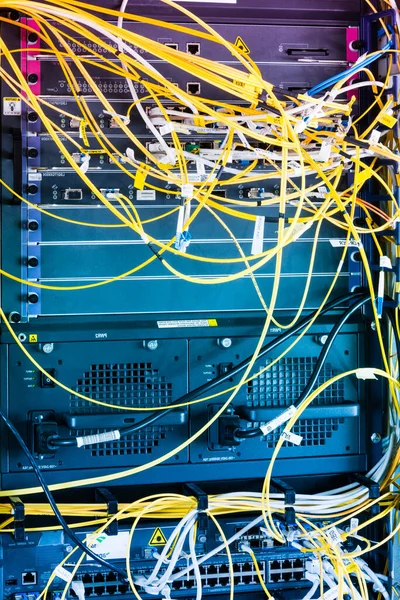 ネットワークスイッチに接続された黄色の光ファイバーケーブル — ストック写真