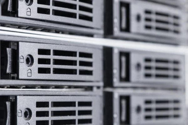 Nternet Veri Merkezinde Veri Depolama Için Kullanılan Sabit Disklerin Satırı — Stok fotoğraf