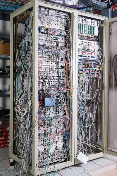 Rack Sala Servidor Com Cabos Rede Emaranhados Criando Sistema Rede — Fotografia de Stock