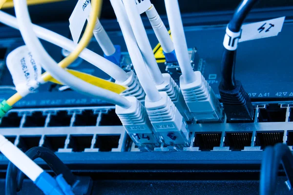 Detalle Del Servidor Con Cables Conexión Conectados Puertos Ethernet — Foto de Stock