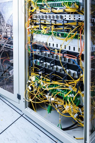 Server All Interno Del Data Center Con Cavi Ethernet Collegati — Foto Stock