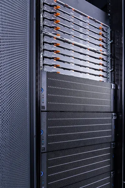 Server Rack Met Ongedekte Data Opslag Arrays Gevuld Met Harde Stockafbeelding