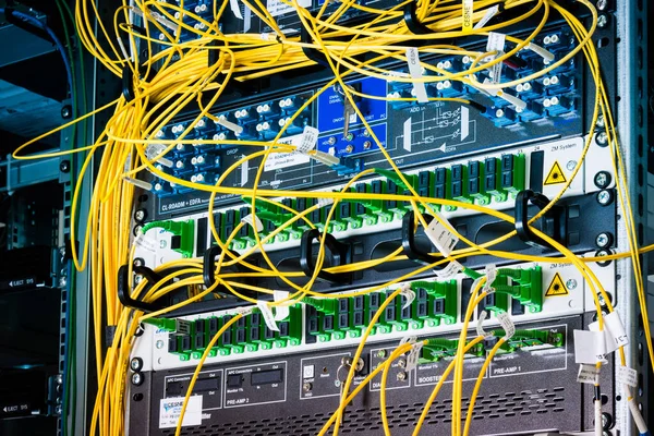 Hálózati Kapcsolótáblákba Dugott Optikai Kábelek Adatközpont Belsejében Stock Kép