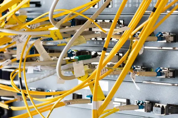 Крупним Планом Жовті Волоконно Оптичні Кабелі Підключені Сервера Всередині Серверної Стокове Зображення