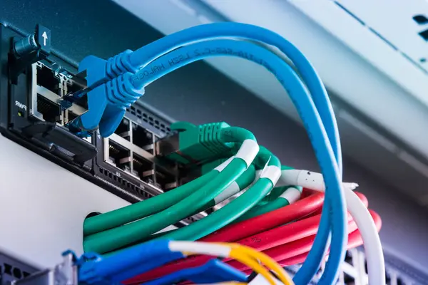 Glasvezelkabels Aangesloten Optische Poorten Netwerkkabels Aangesloten Ethernetpoorten Stockfoto