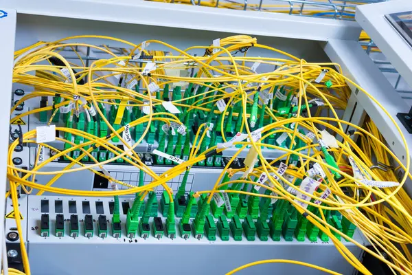 Kable Światłowodowe Podłączone Panelu Przełączników Sieciowych Wewnątrz Centrum Danych Obrazy Stockowe bez tantiem