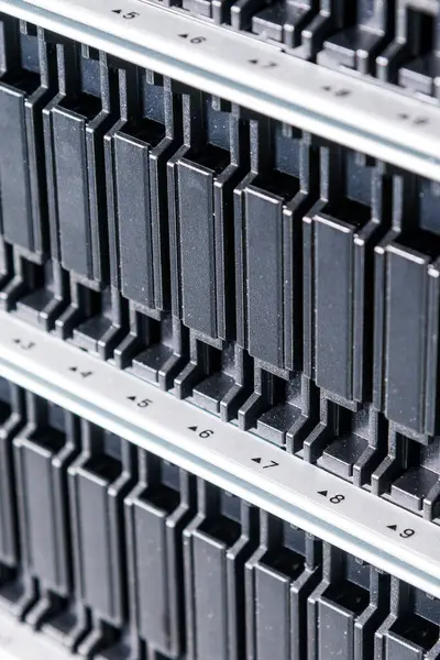 Nternet Veri Merkezinde Veri Depolama Için Kullanılan Sabit Disklerin Satırı Telifsiz Stok Imajlar