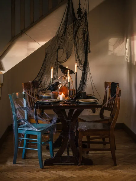 ハロウィーンの夕食のテーブルのセットアップ — ストック写真