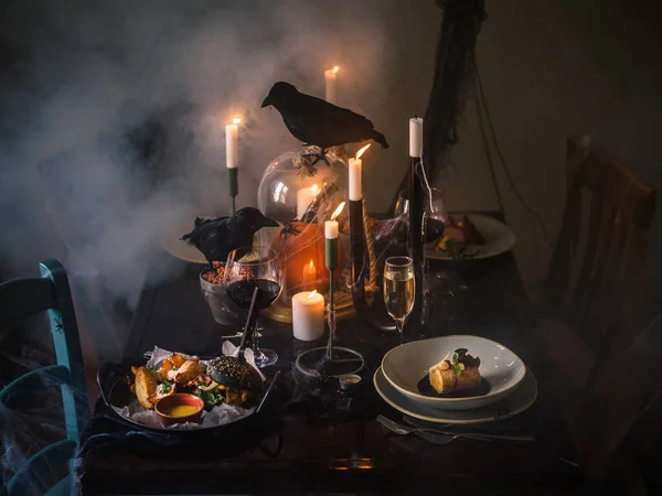 ハロウィーンの夕食のテーブルのセットアップ — ストック写真