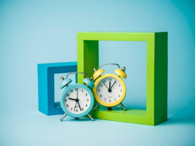 Mavi arkaplan üzerindeki alarm saati